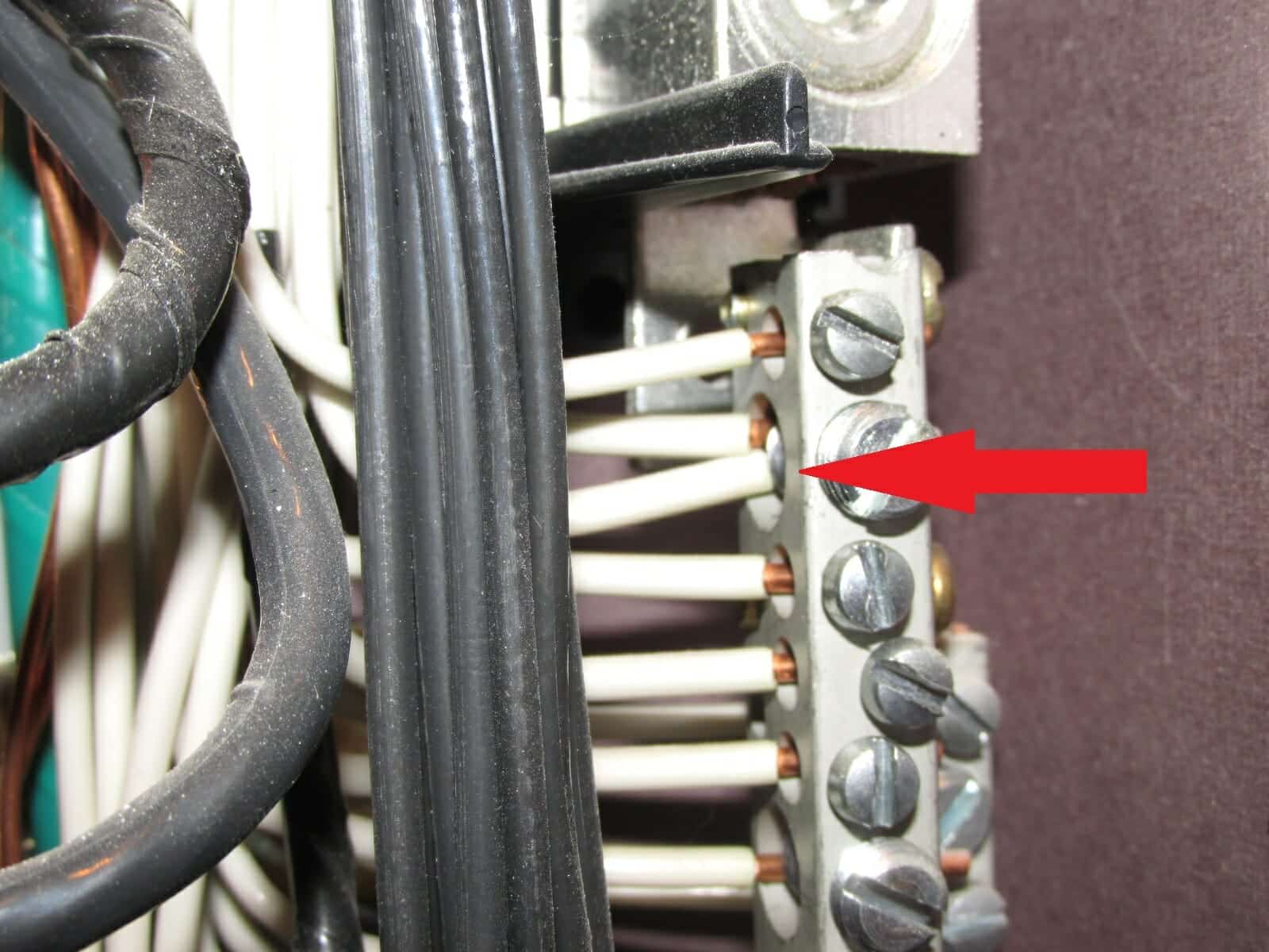 Neutral Bar With Two Wires in One Hole